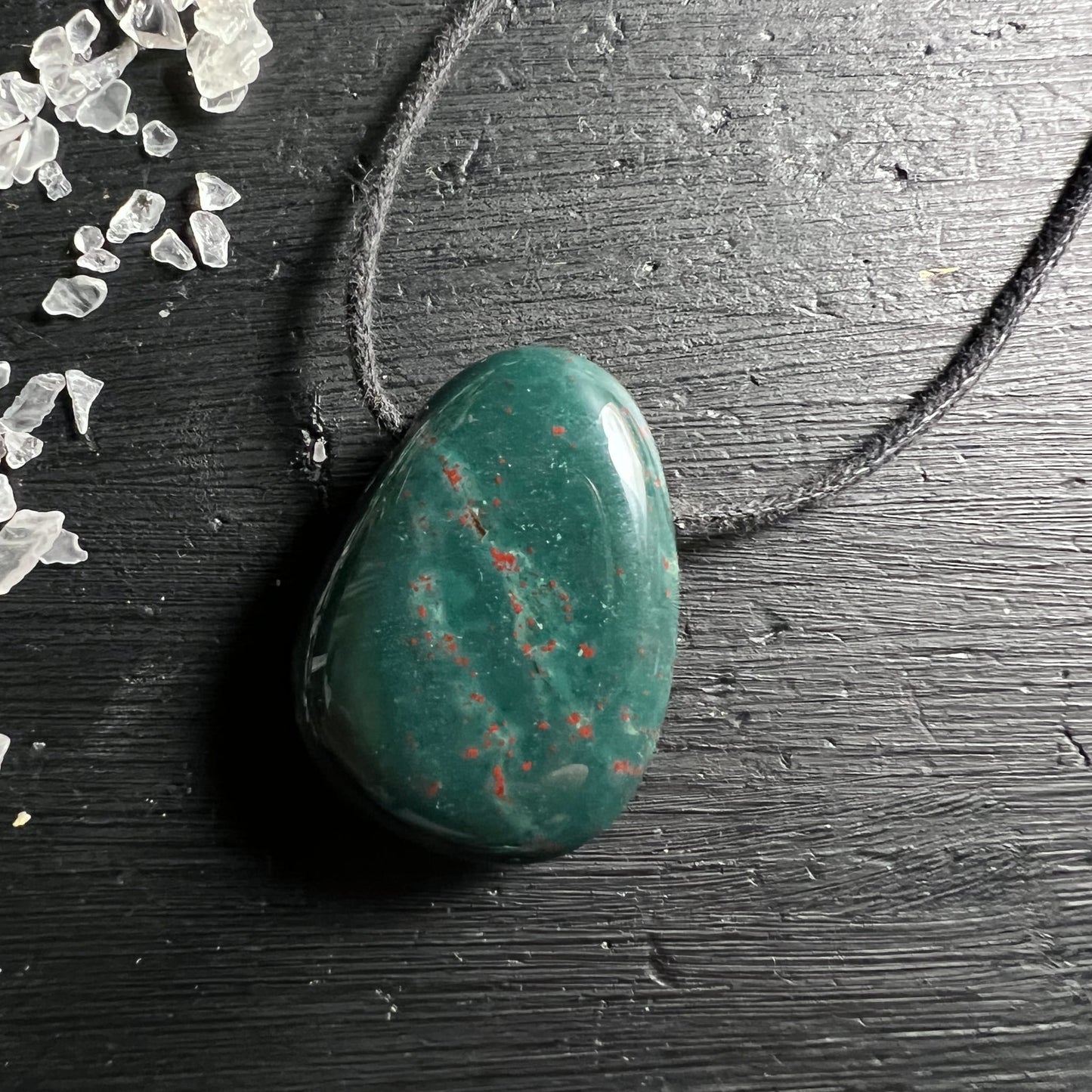 Heliotrop Blutstein | schwarzes Band | leuchtend grüner Cabochon | rote Flecken | Indien | Happy Minerals