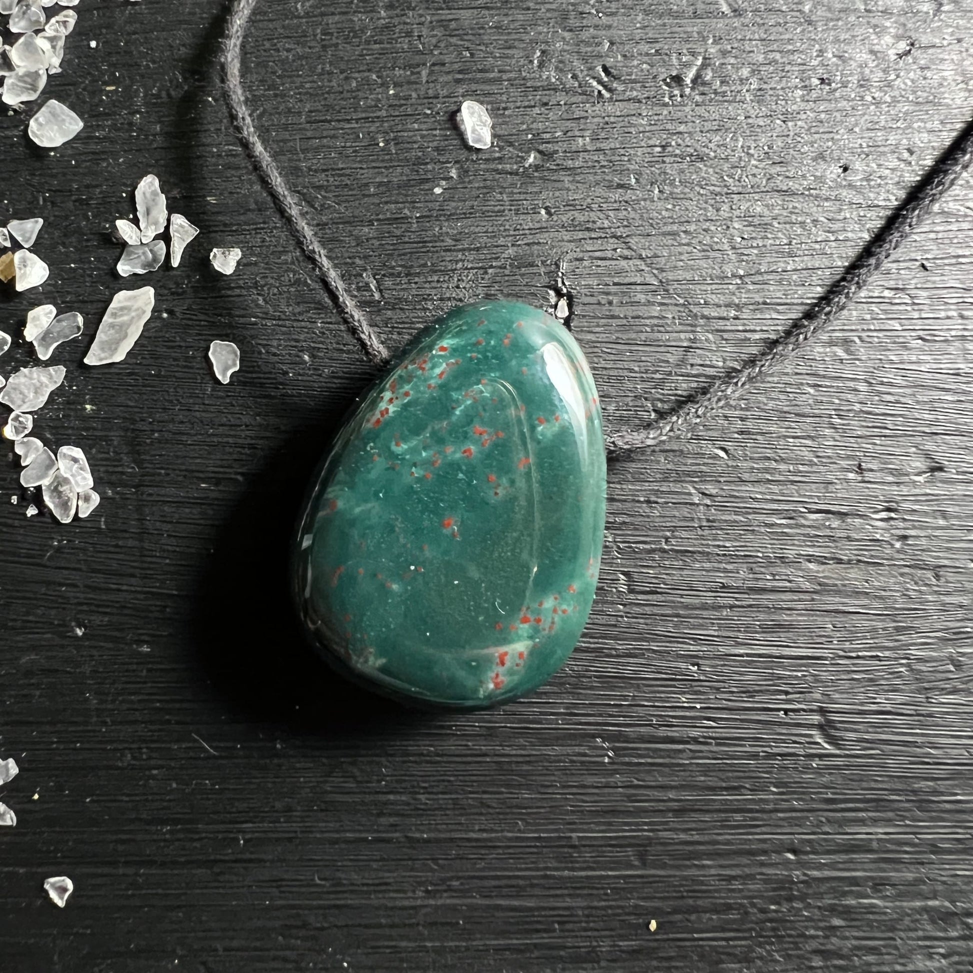 Heliotrop Blutstein | schwarzes Band | lebhaftes Grün | rote Punkte | Naturstein-Unikat | Happy Minerals