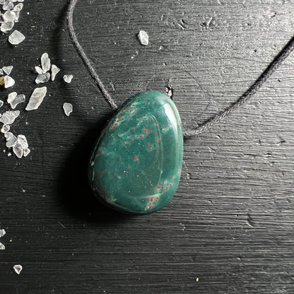 Heliotrop Blutstein | schwarzes Band | lebhaftes Grün | rote Punkte | Naturstein-Unikat | Happy Minerals