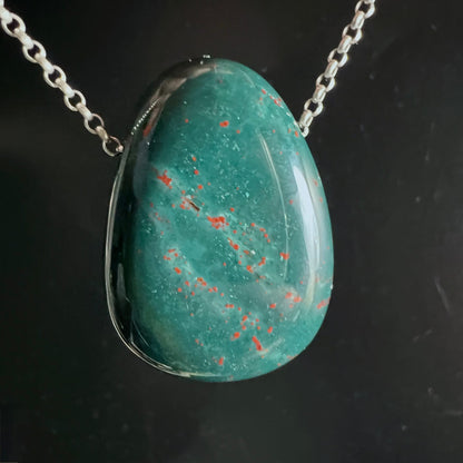 Heliotrop Blutstein | silberne Kette | tiefes Grün | rote Einschlüsse | Tropfenform | Happy Minerals