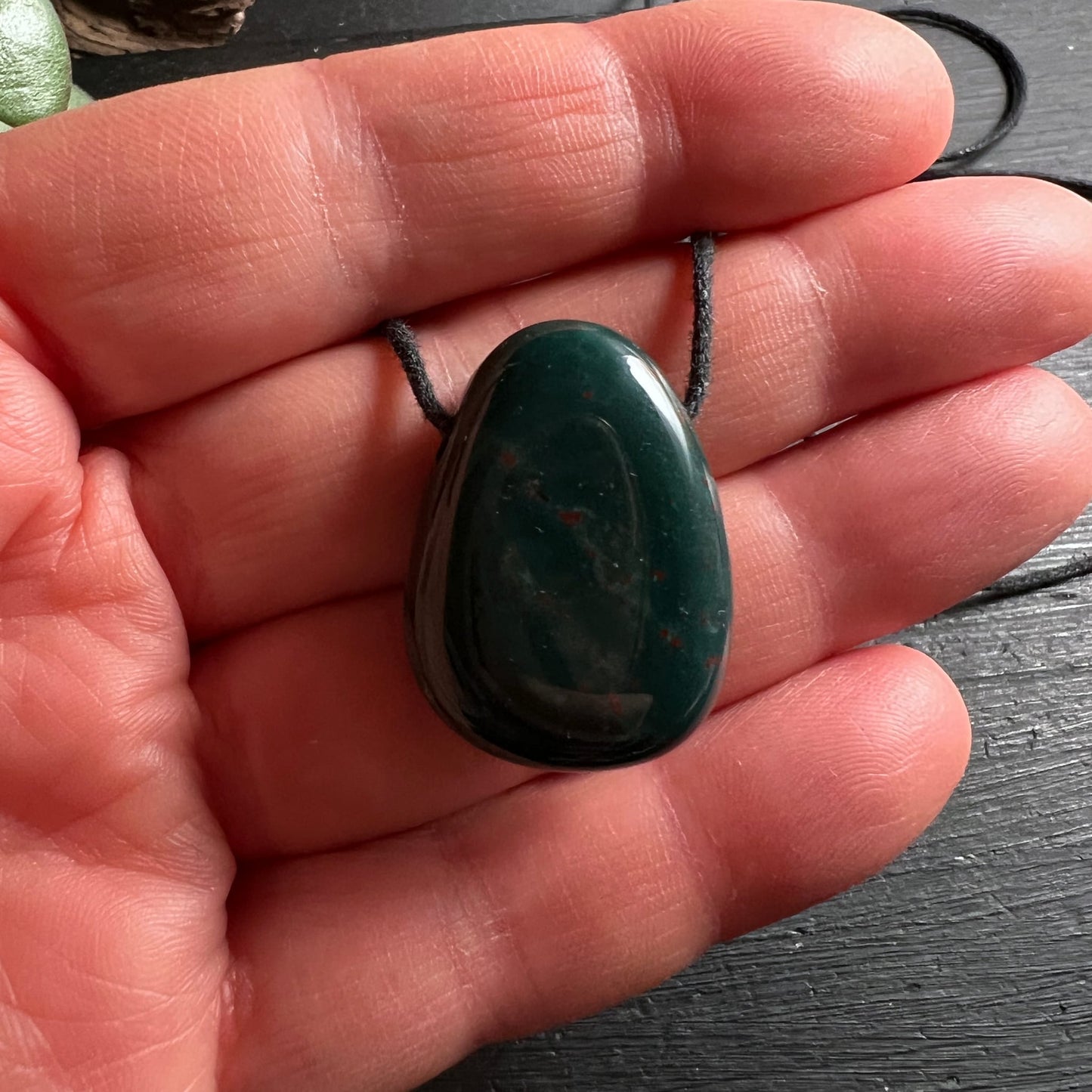 Heliotrop Blutstein | in der Hand | Größenvergleich | glänzende Oberfläche | Unikat | Happy Minerals