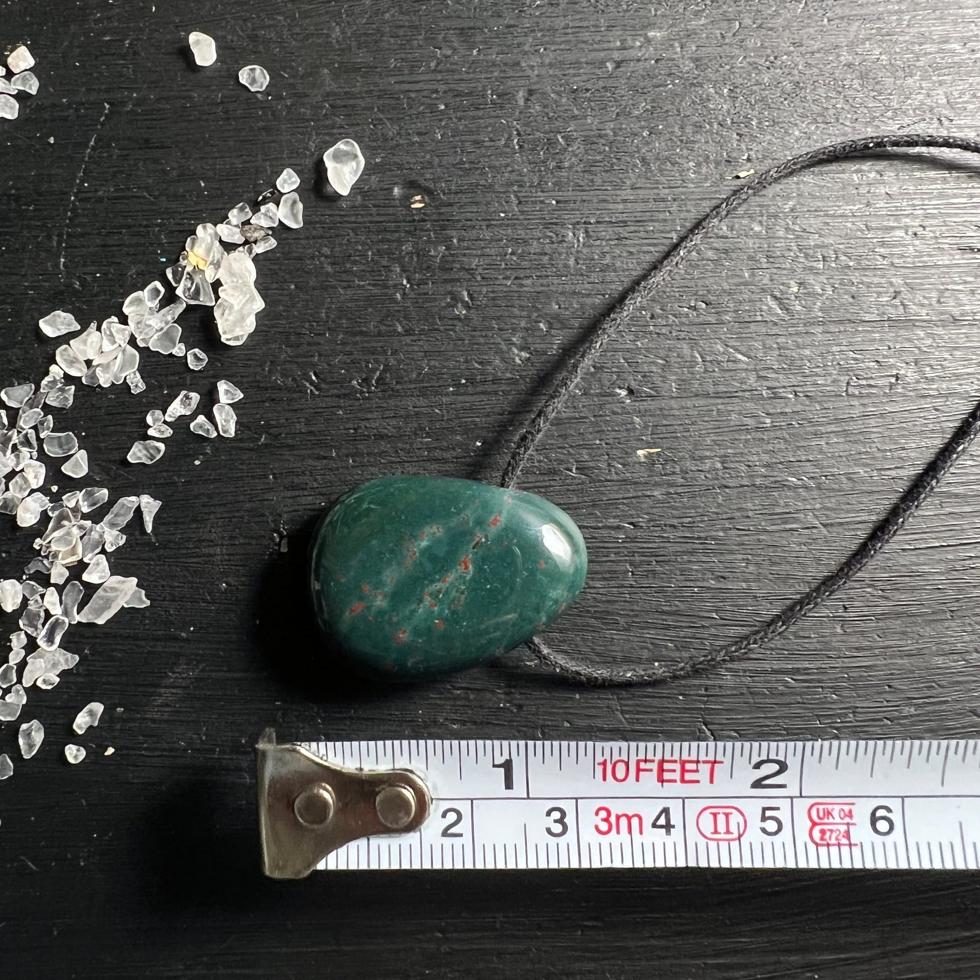 Heliotrop Blutstein | Maßband | ca. 3 cm | schwarzes Kordel-Band | Größenangabe | Happy Minerals
