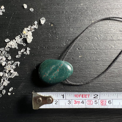 Heliotrop Blutstein | Maßband | ca. 3 cm | schwarzes Kordel-Band | Größenangabe | Happy Minerals