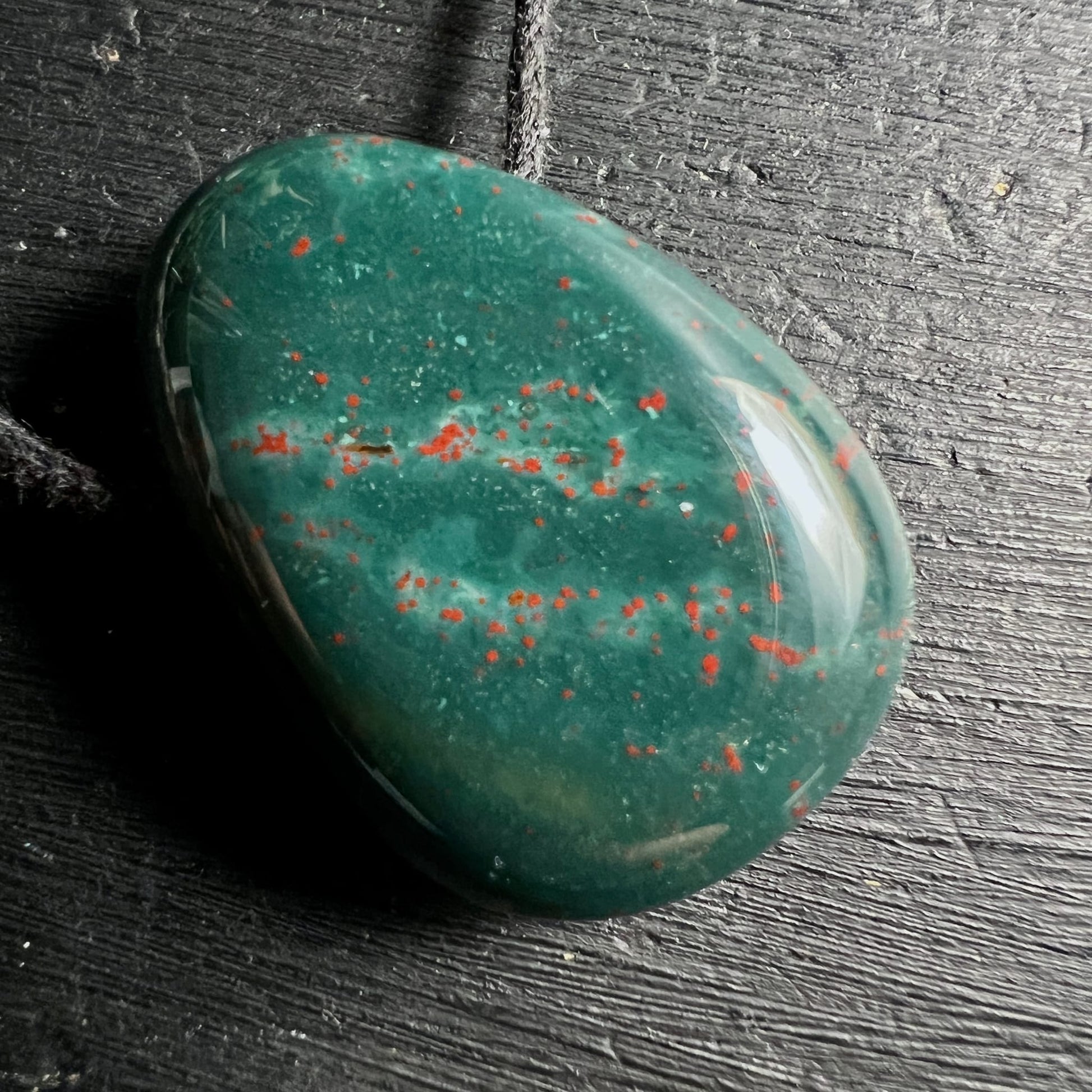 Heliotrop Blutstein | Nahaufnahme | intensive rote Einschlüsse | sattgrüner Stein | Indien | Happy Minerals