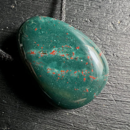 Heliotrop Blutstein | Nahaufnahme | intensive rote Einschlüsse | sattgrüner Stein | Indien | Happy Minerals