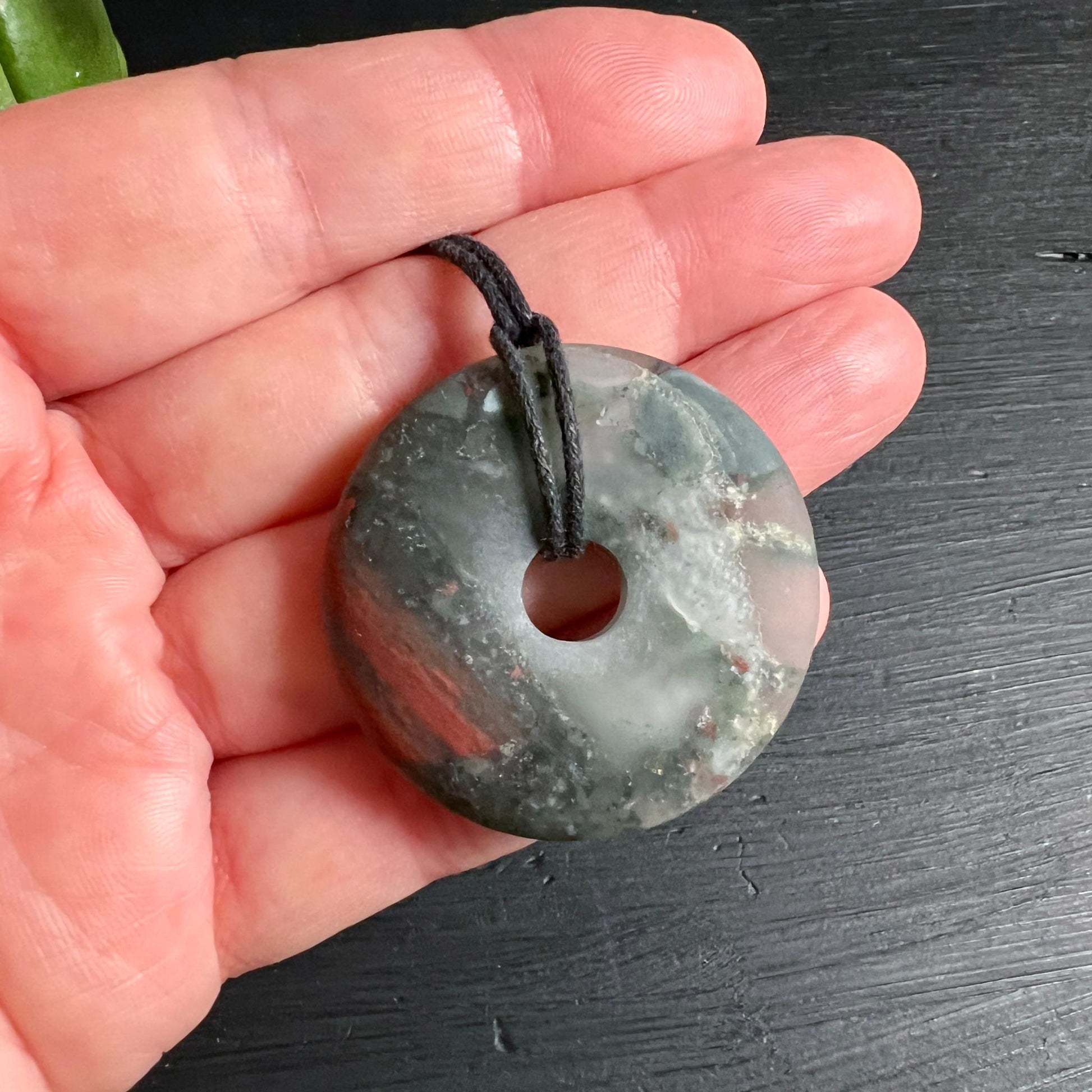 Heliotrop Donut 4 cm in der Hand Größenvergleich

