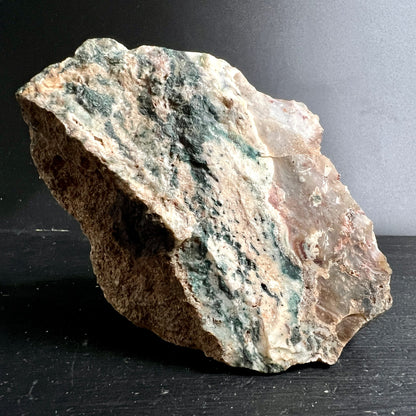 Heliotrop Rohstein mit rauer beiger Kruste und moosgruen-weisser Zone, unpoliert | Happy Minerals