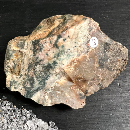Heliotrop Rohstein mit dunkelgruenen Flecken in creme-beiger Matrix, unpolierte Bruchflaechen | Happy Minerals