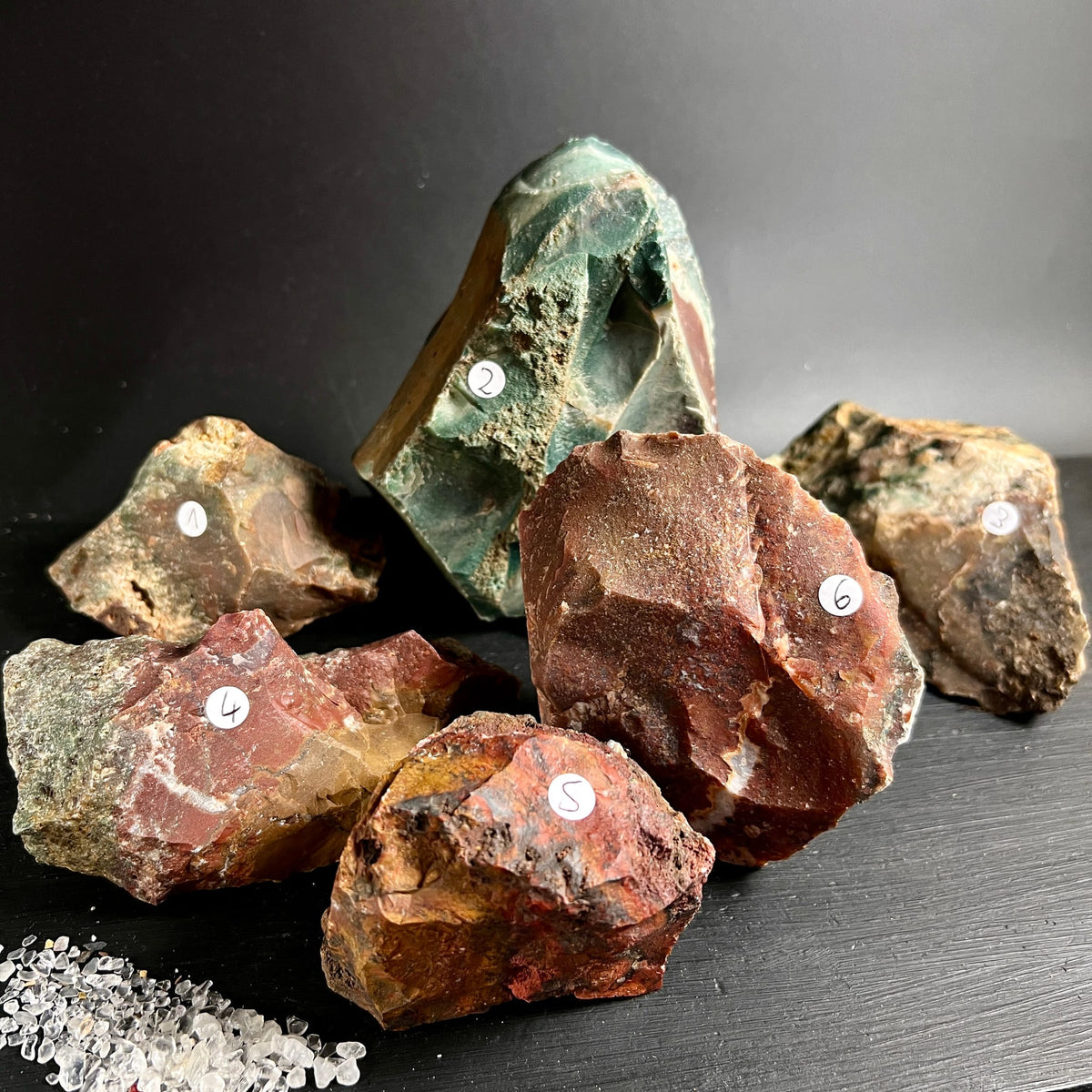 Heliotrop Rohsteine roh gebrochen, dunkelgruen mit rostroten und blutroten Jaspis-Einschluessen | Happy Minerals