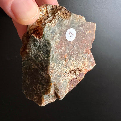 Heliotrop Rohstein mit dunkelgruener und rotbrauner Zone, unpoliert mit rauer Bruchkante | Happy Minerals