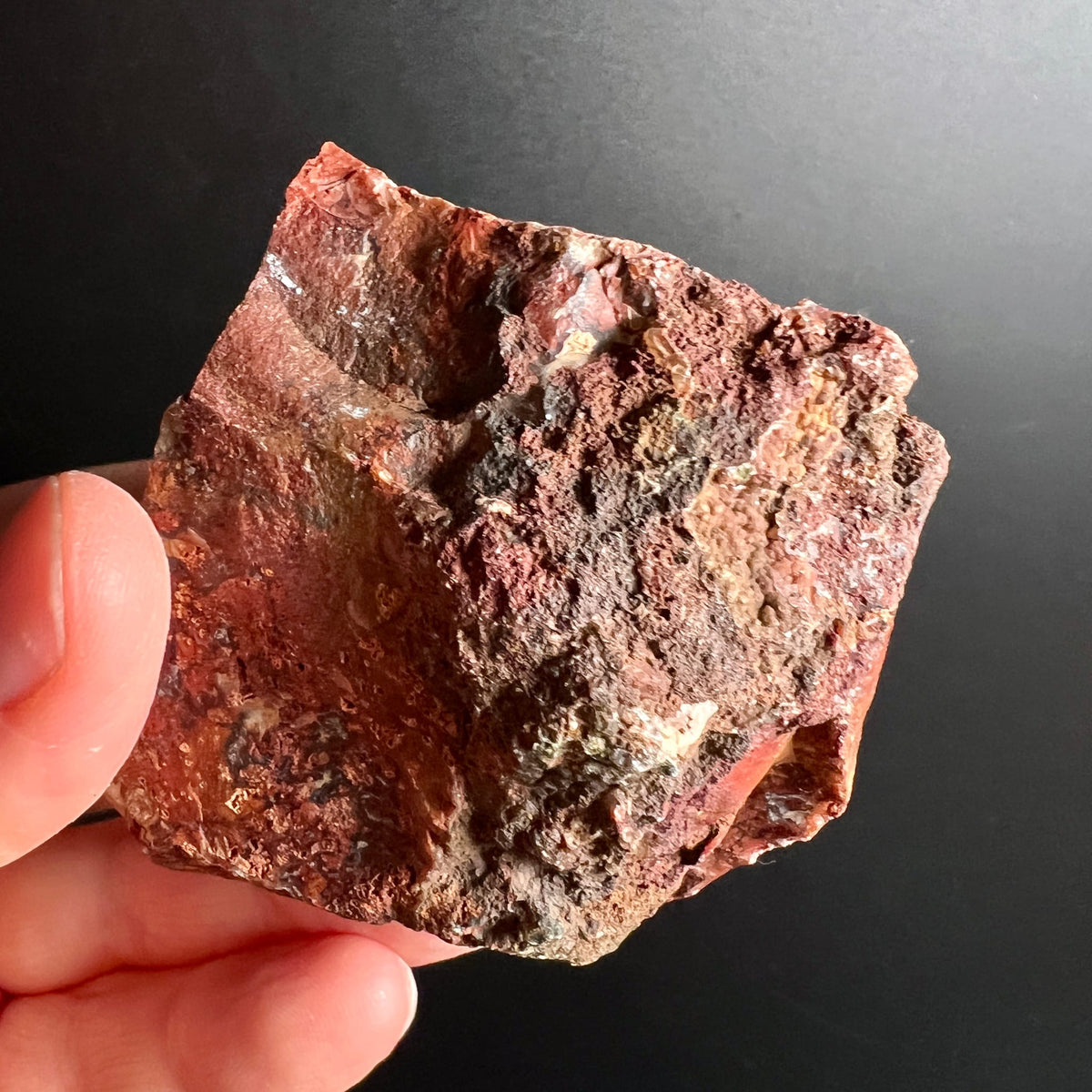Heliotrop Rohstein mit dunkelroten und moosgruenen Einschluessen, poroese raue Oberflaeche | Happy Minerals