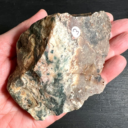 Heliotrop Rohstein mit dunkelgruenen Flecken auf creme-graublauer Matrix, unpolierte Bruchkanten | Happy Minerals