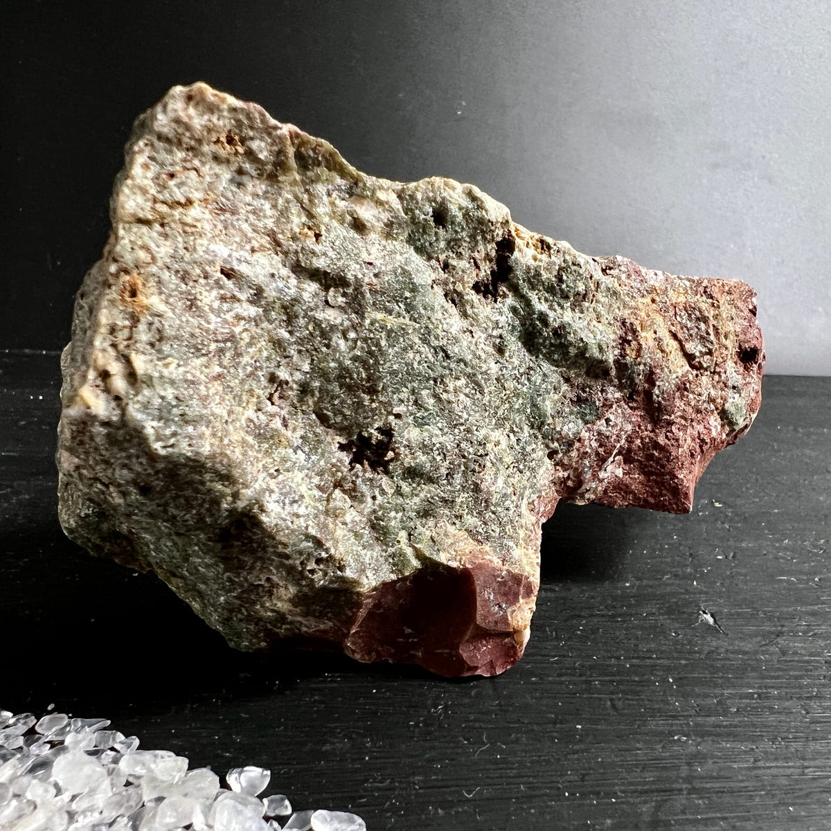 Heliotrop Rohstein mit moosgruener Oberflaeche, cremeweissen Zonen und dunkelroten Jaspis-Kanten | Happy Minerals