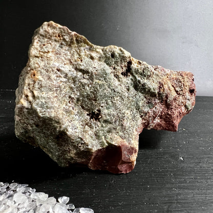 Heliotrop Rohstein mit moosgruener Oberflaeche, cremeweissen Zonen und dunkelroten Jaspis-Kanten | Happy Minerals