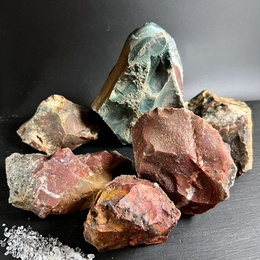 Heliotrop Rohsteine, dunkelgruen mit roten Jaspis-Einschluessen, raue gebrochene Kanten | Happy Minerals