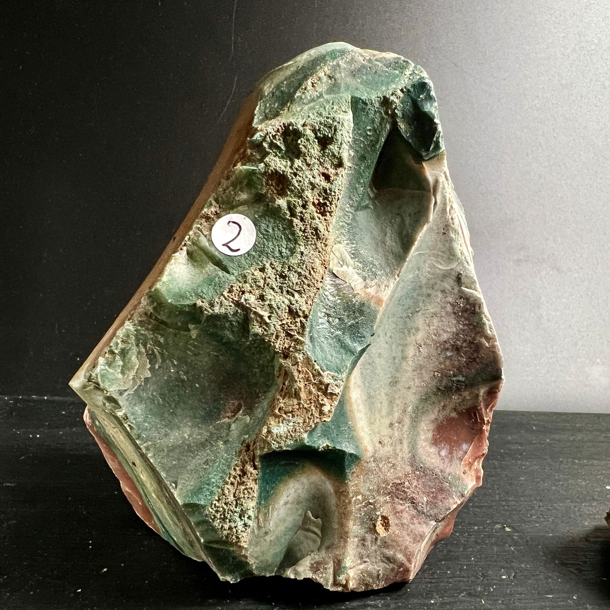 Heliotrop Rohstein mit tiefgrünen und rotbraunen Zonen, poröser Textur und roher Bruchkante | Happy Minerals