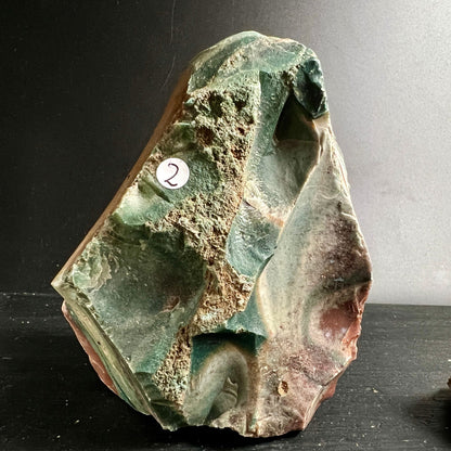 Heliotrop Rohstein mit tiefgrünen und rotbraunen Zonen, poröser Textur und roher Bruchkante | Happy Minerals