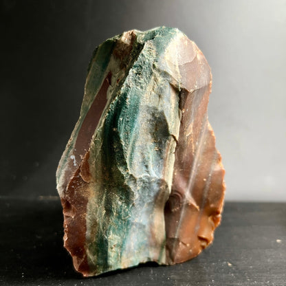 Heliotrop Rohstein mit moosgruenen Zonen und rotbraunen Jaspis-Schichten, raue Bruchkante | Happy Minerals