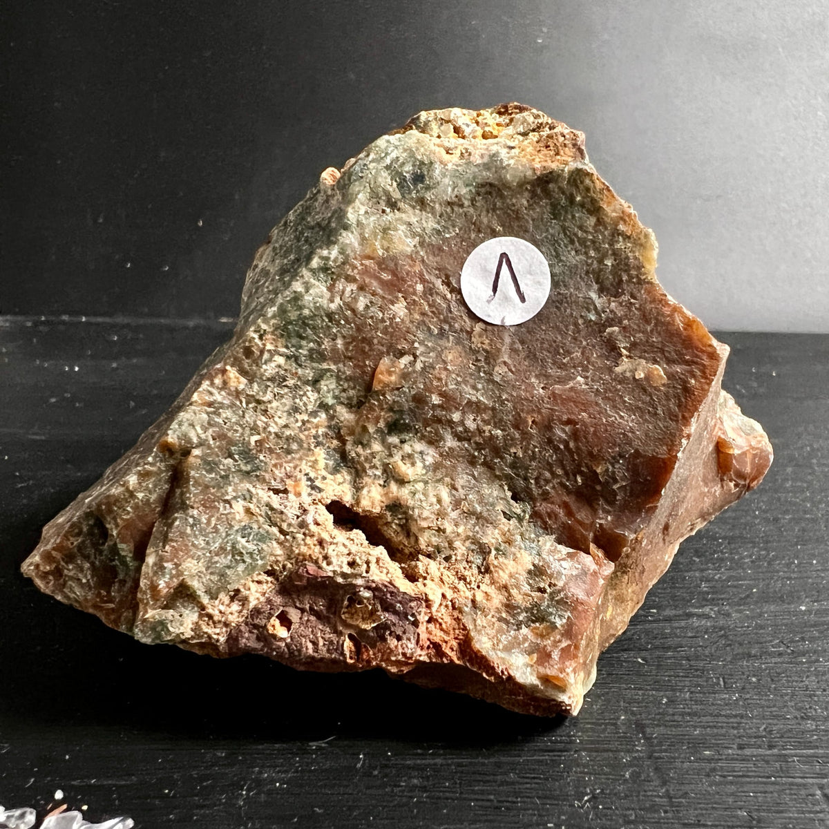 Heliotrop Rohstein mit moosgruenen und rostroten Zonen, raue unpolierte Bruchflaechen | Happy Minerals