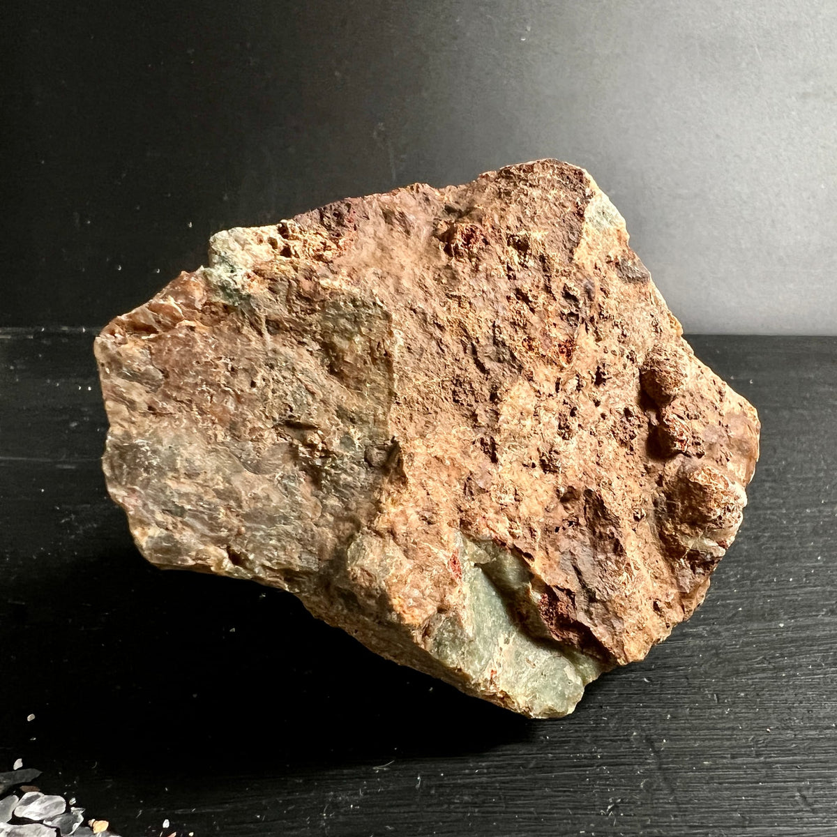 Heliotrop Rohstein mit rostrot-brauner poroeser Oberflaeche und graugruener Basis, unpoliert | Happy Minerals