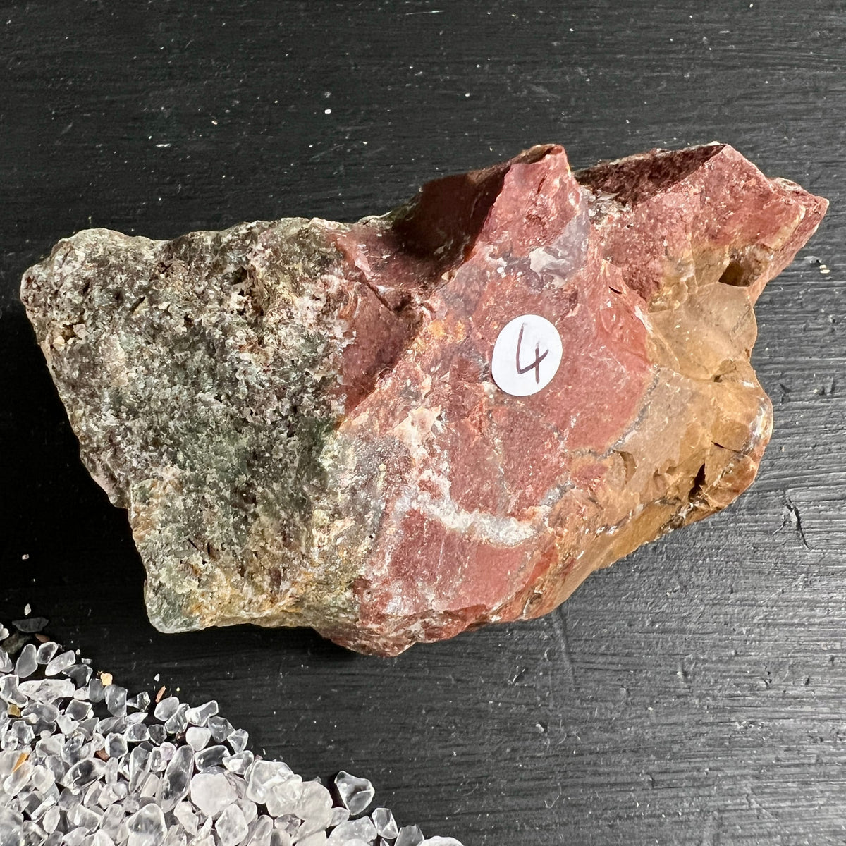 Heliotrop Rohstein mit moosgrün-grauer und roter Zone, weisse Quarzadern, raue Bruchflaeche | Happy Minerals