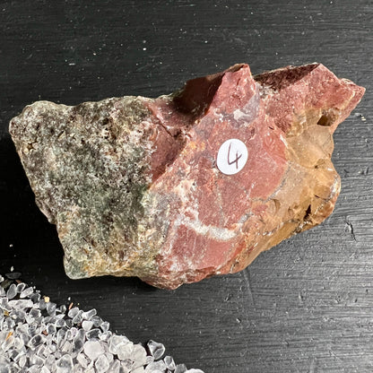 Heliotrop Rohstein mit moosgrün-grauer und roter Zone, weisse Quarzadern, raue Bruchflaeche | Happy Minerals
