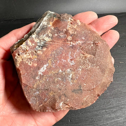Heliotrop Rohstein rotbraun-graue Bruchflaeche mit weissen Calcitadern, unpoliert in Hand | Happy Minerals
