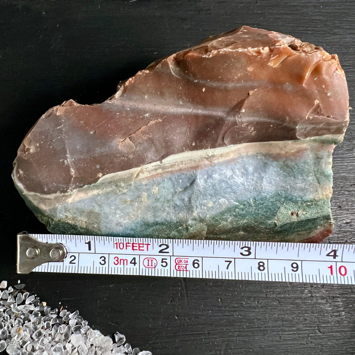 Heliotrop Rohstein mit rotbrauner Oberseite und graugruener Unterzone, unregelmaessig gebrochen | Happy Minerals