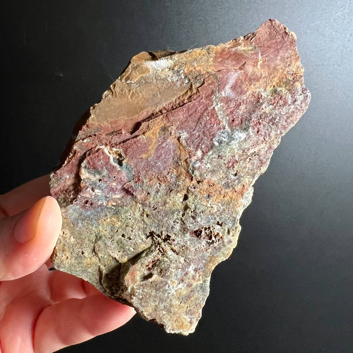 Heliotrop Rohstein mit rotbraunen und graugruenen Zonen, roh gebrochene Kanten, kleine Poren | Happy Minerals