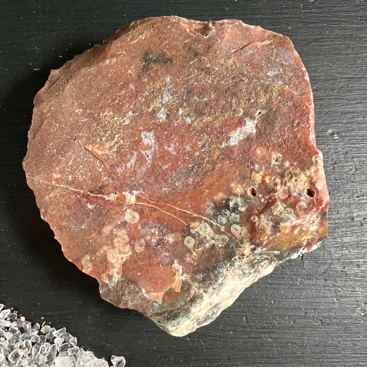 Heliotrop Rohstein mit rotbrauner Oberflaeche, weissen Quarzadern und krustigen Einschluessen, unregelmaessige Form | Happy Minerals