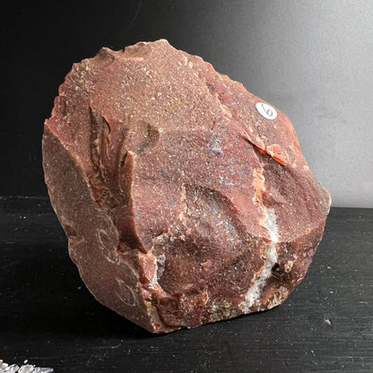 Roher Heliotrop Stein in rotbraunen Tönen mit weisser Quarzader und rauer Bruchkante | Happy Minerals