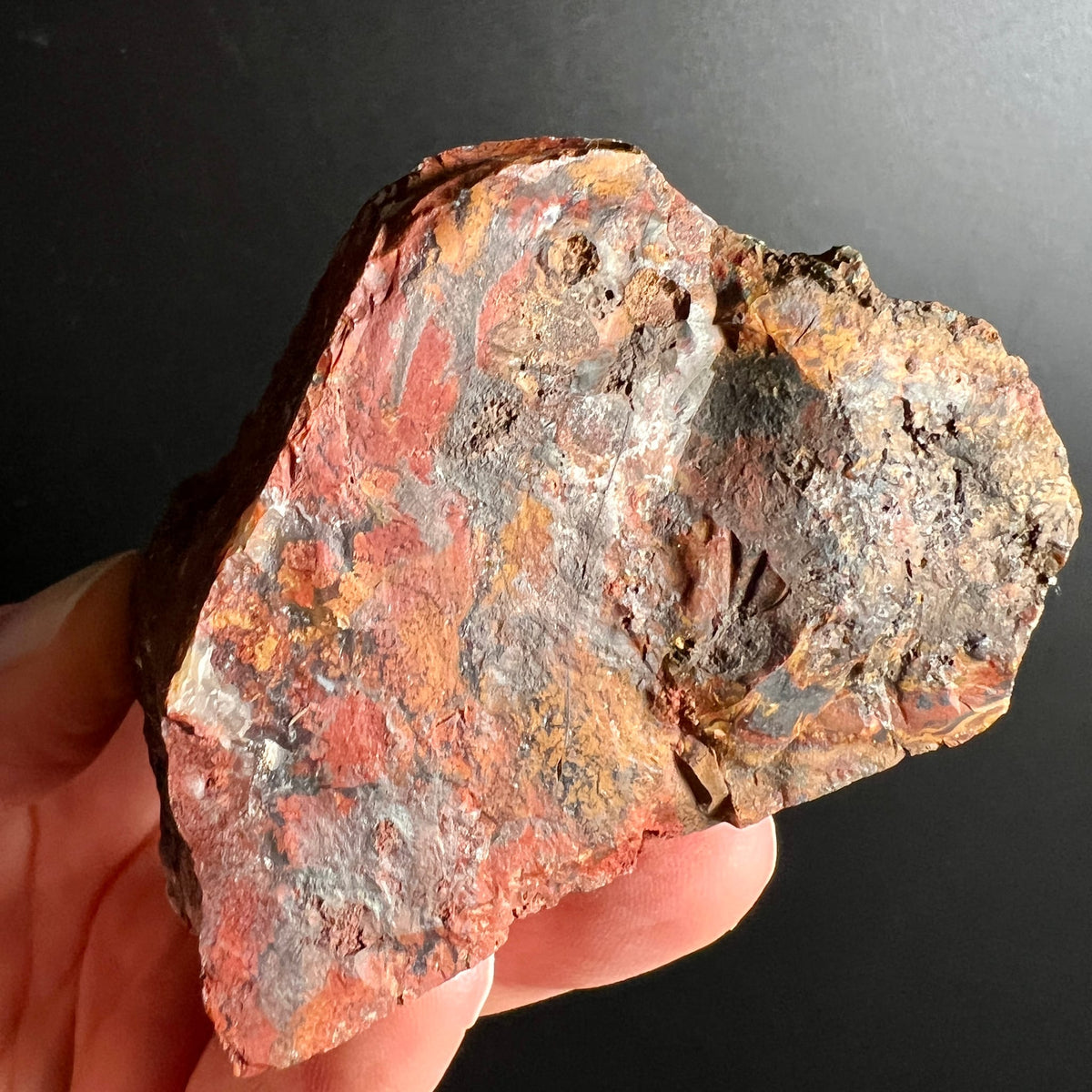 Heliotrop Rohstein mit rotorangenen Flecken auf grau-braunem Untergrund, unpolierte Bruchkanten | Happy Minerals