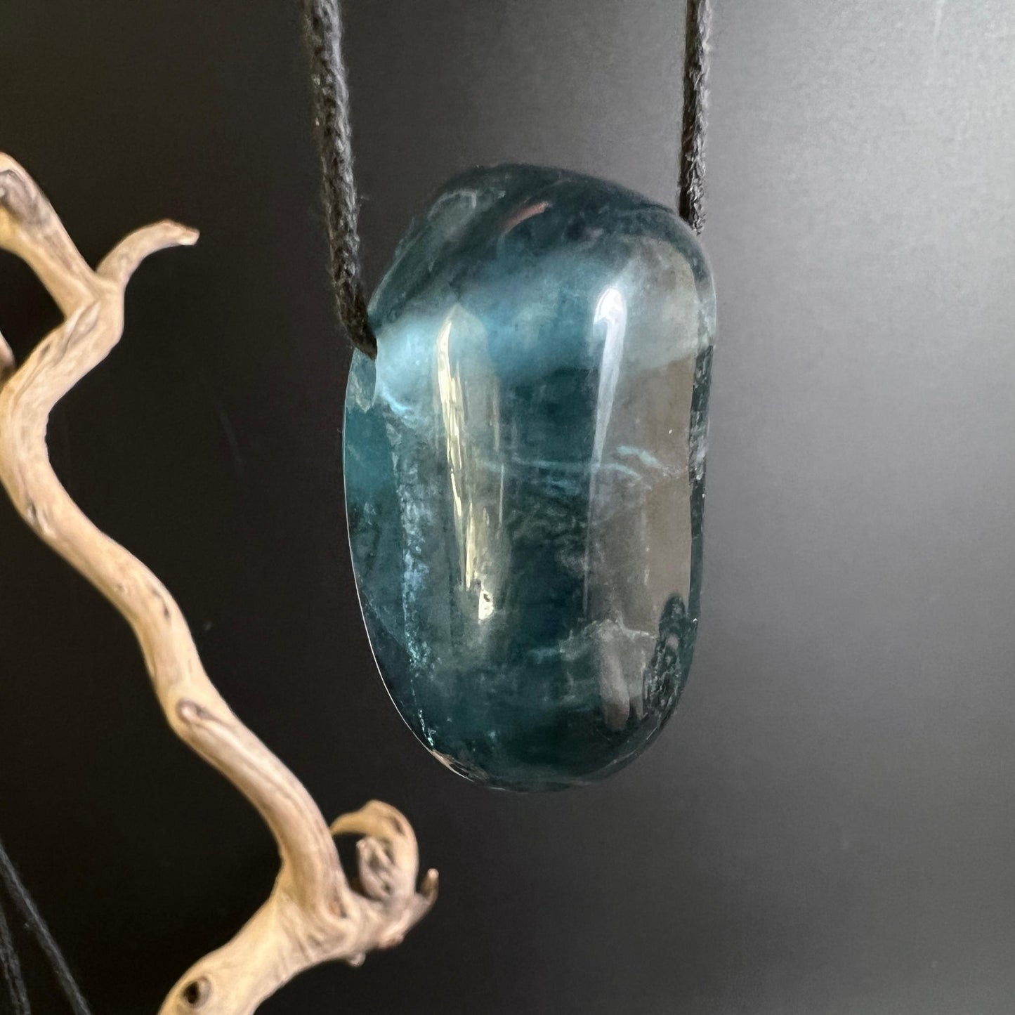 Blauer Fluorit Anhänger 35mm | Gebohrter Trommelstein| Klarheit und Fokus