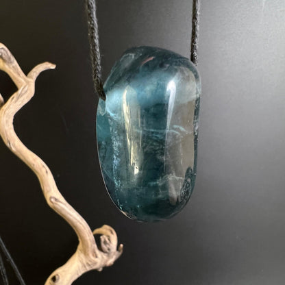 Blauer Fluorit Anhänger 35mm | Gebohrter Trommelstein| Klarheit und Fokus