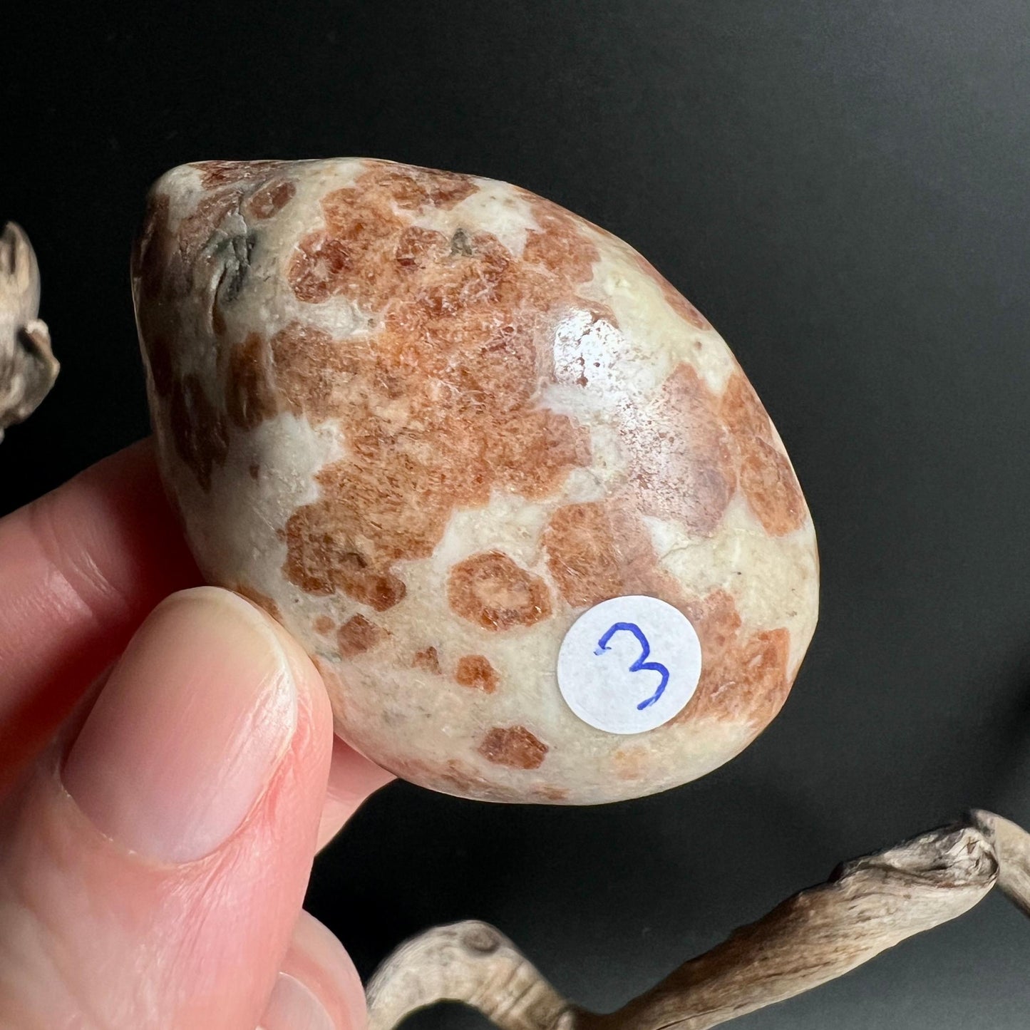 Polierter Hessonit Granat Nr 3 in eleganter Tropfenform Namibia