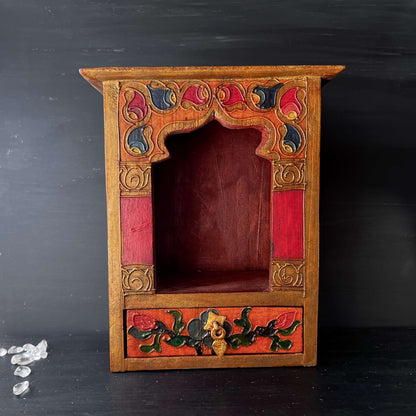 Altar mit Schublade aus Holz. Nepalesisches Kunsthandwerk.