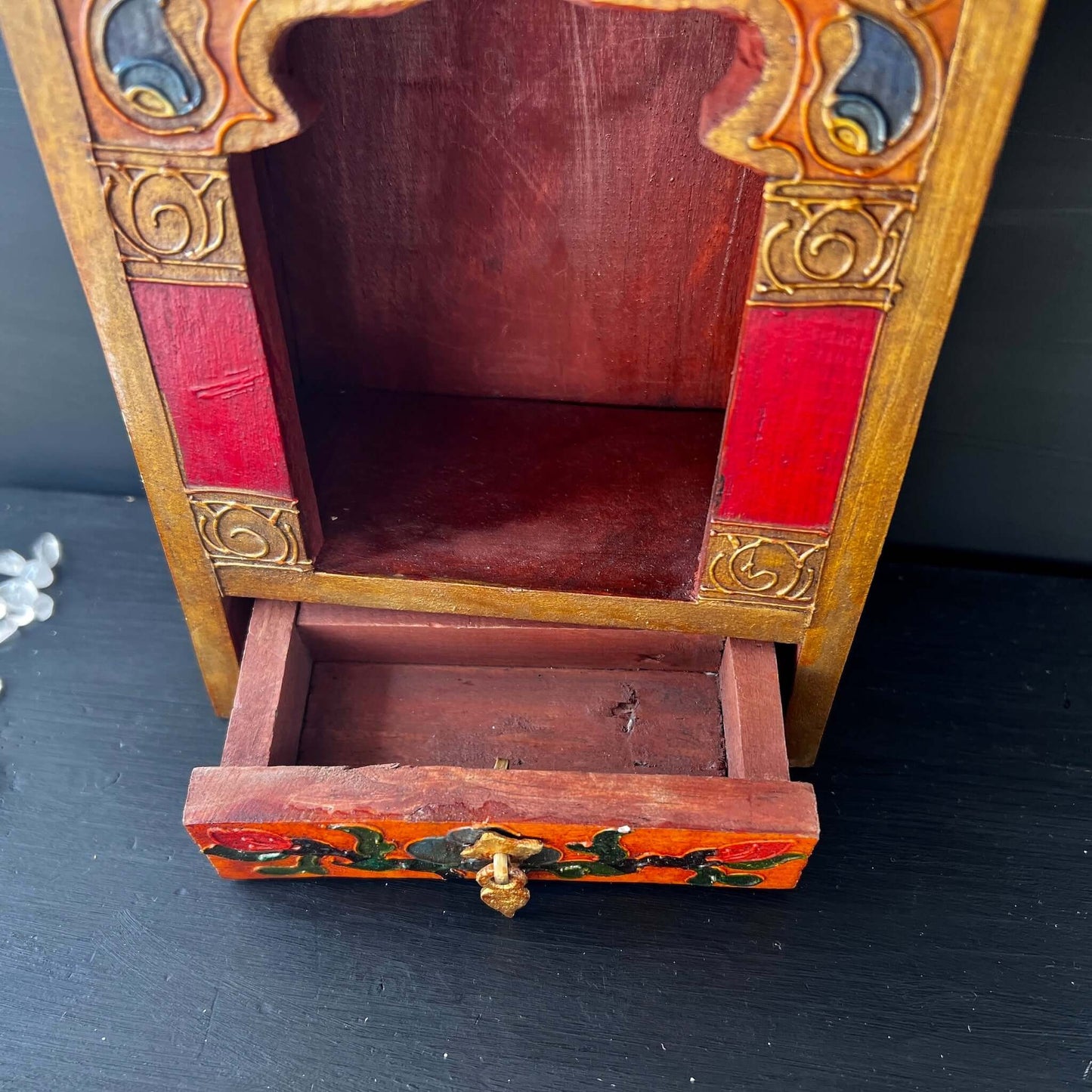 Holzaltar aus Nepal, mit kleiner Schubalde.