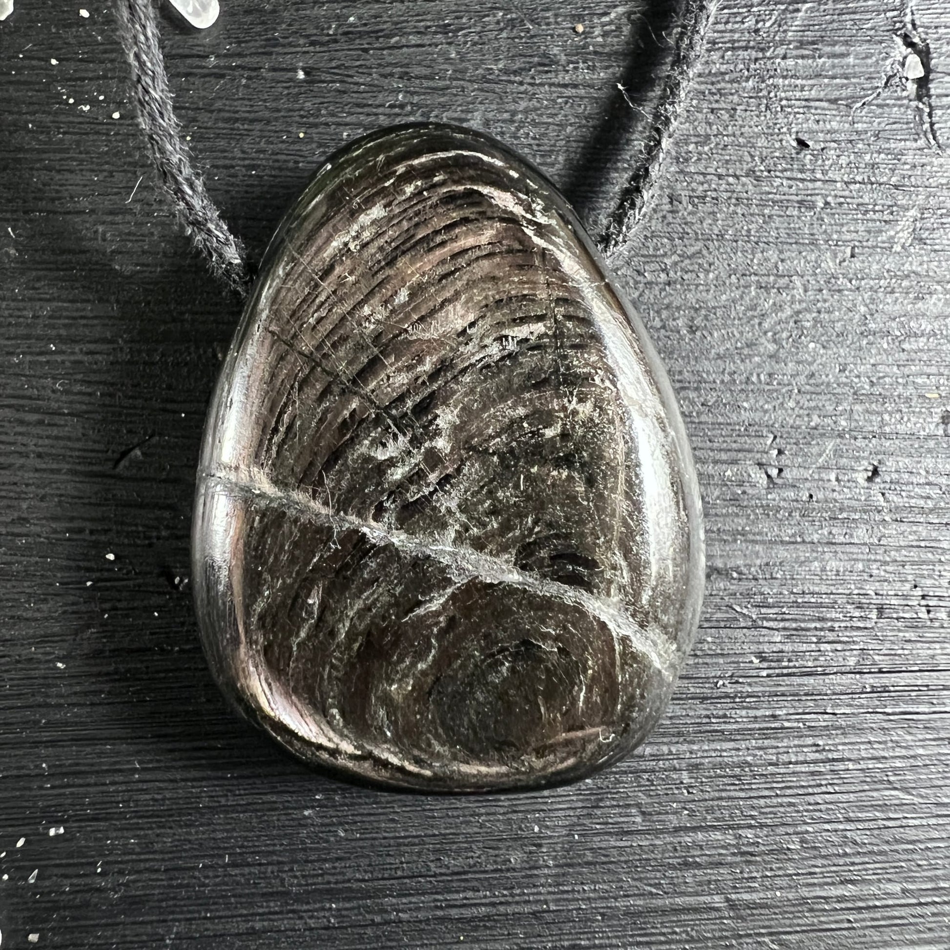 Hypersthen liegend | schimmernde Strukturen | Holzuntergrund | natürliche Maserung | Kanada | Happy Minerals