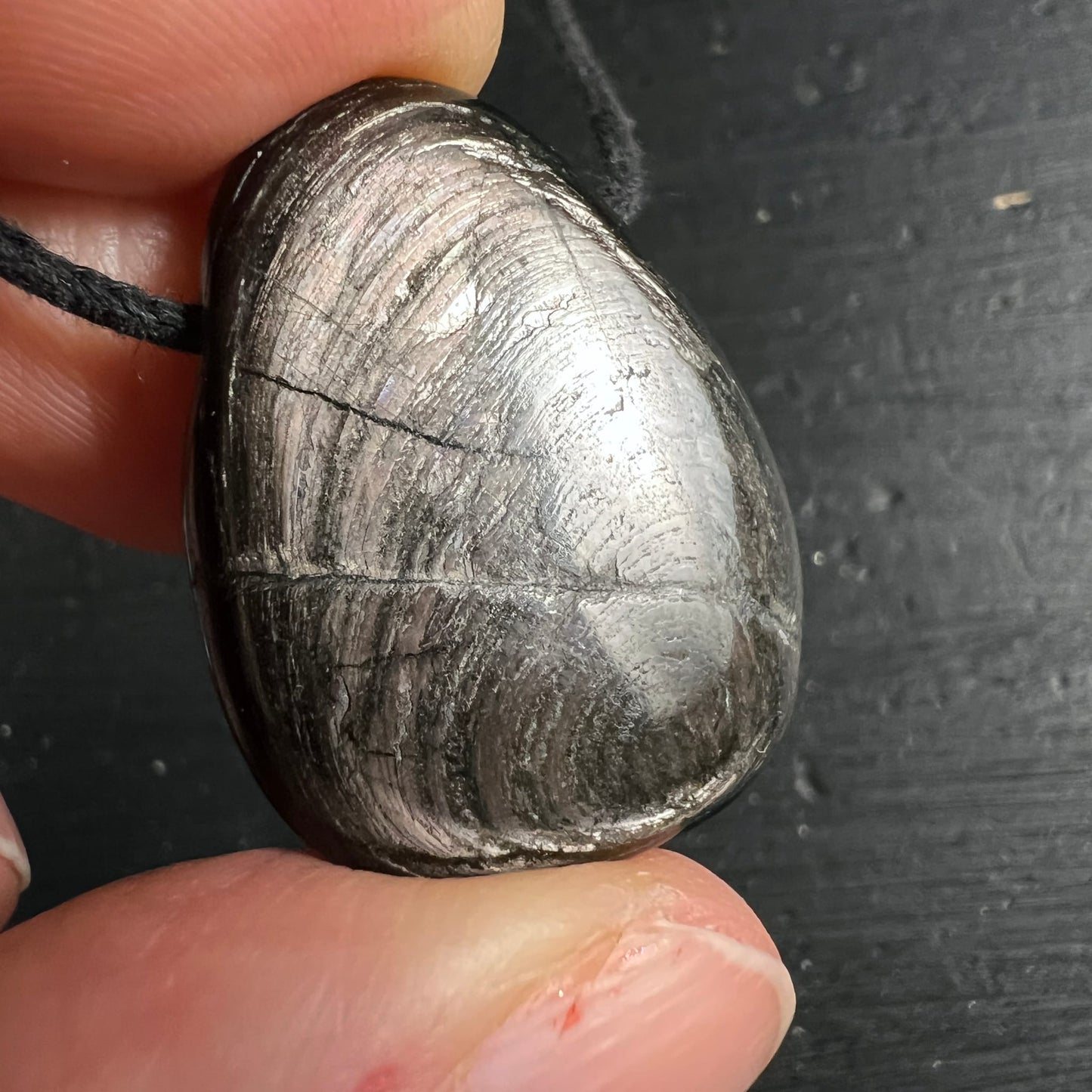 Hypersthen Rückseite | metallic Schimmer | Hand Detail | glatte Oberfläche | Kanada | Happy Minerals