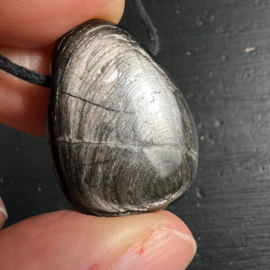 Hypersthen Rückseite | metallic Schimmer | Hand Detail | glatte Oberfläche | Kanada | Happy Minerals