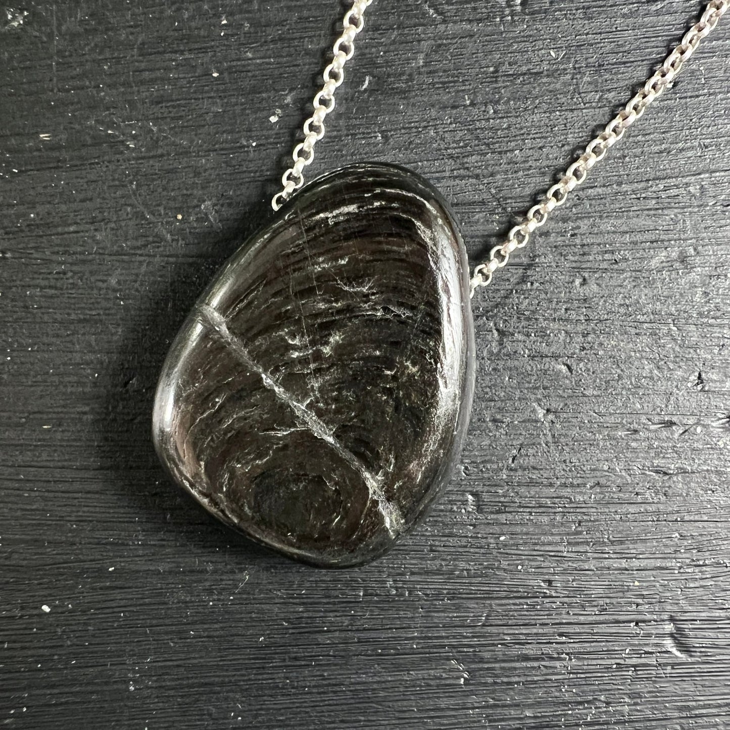 Hypersthen Tropfen Anhänger | dunkelgrau schimmernd | Silberkette | Kanada | Unikat | Happy Minerals