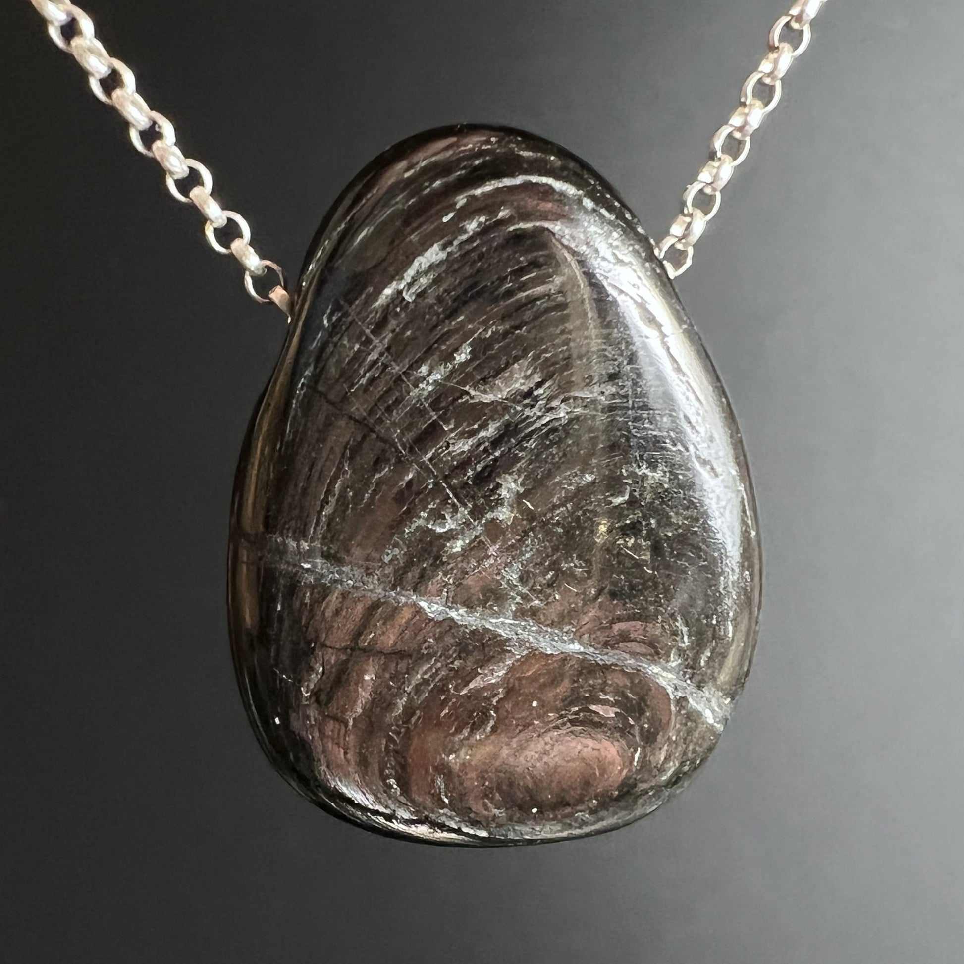 Hypersthen Tropfenstein | dunkelgrau glänzend | elegante Form | Kette Detail | Kanada | Happy Minerals