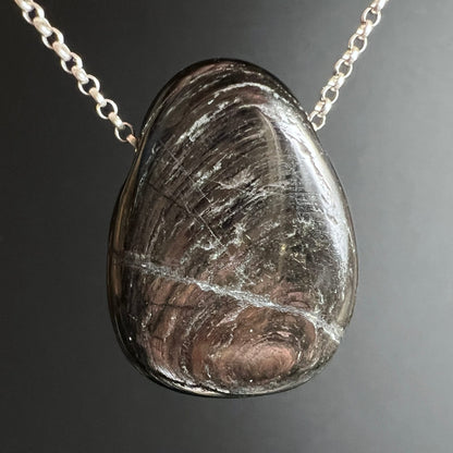 Hypersthen Tropfenstein | dunkelgrau glänzend | elegante Form | Kette Detail | Kanada | Happy Minerals