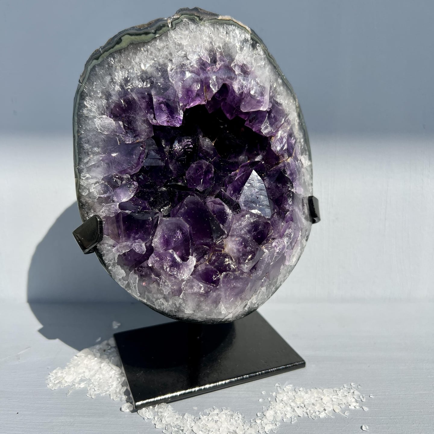 Uruguay Amethyst Druse violett mit Kristallhöhle und schwarzer Metall Halterung | Happy Minerals