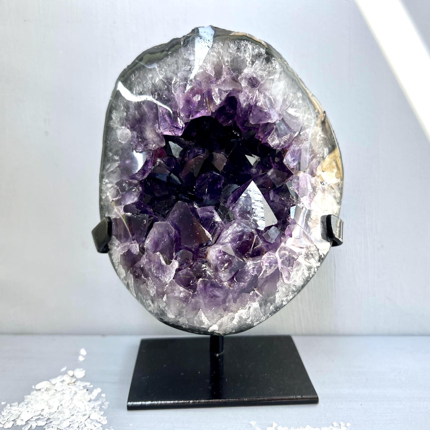 Uruguay Amethyst Druse violett-dunkel mit Metallständer oval geschliffen | Happy Minerals