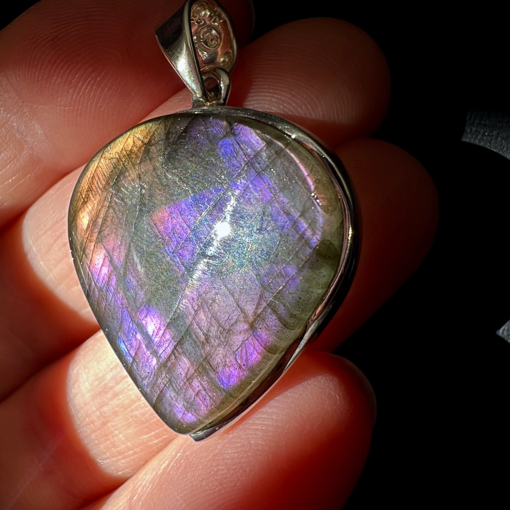  Lila-blauer Labradorit Anhänger, Tropfenform, facettenreicher Schimmer | Happy Minerals