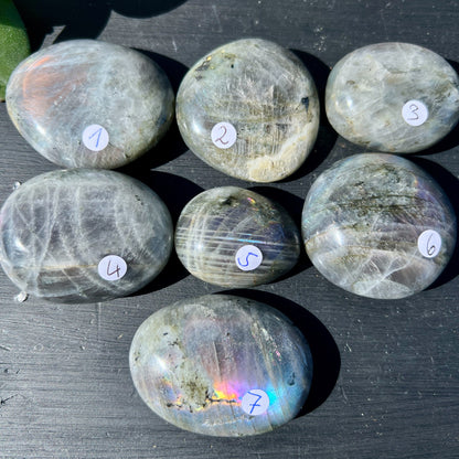 Labradorit Handschmeichler oval grau-grün mit buntem Farbspiel und Labradoreszenzen | Happy Minerals