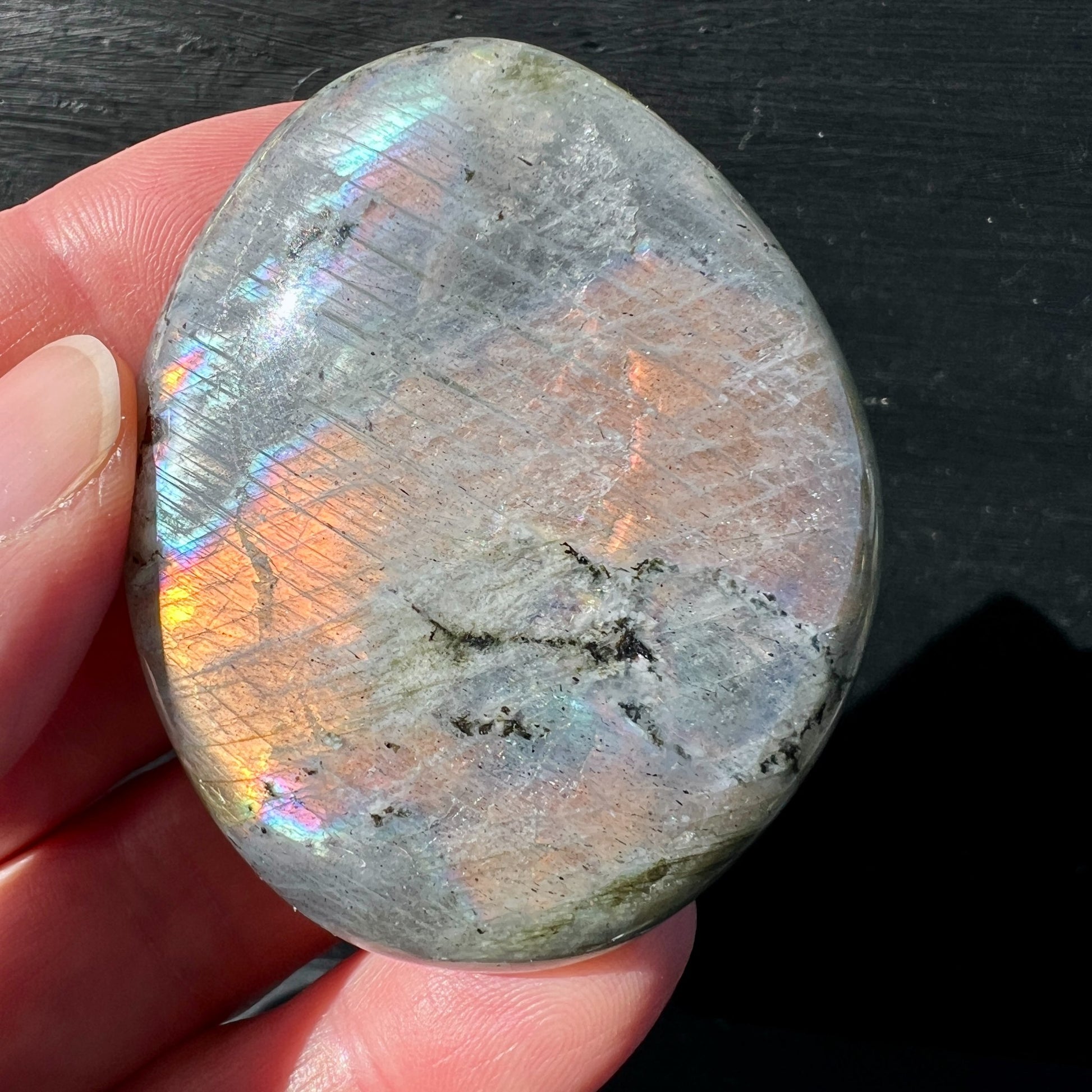 Labradorit Handschmeichler mit intensivem Sunset-Farbspiel in Orange und Blau, oval poliert | Happy Minerals