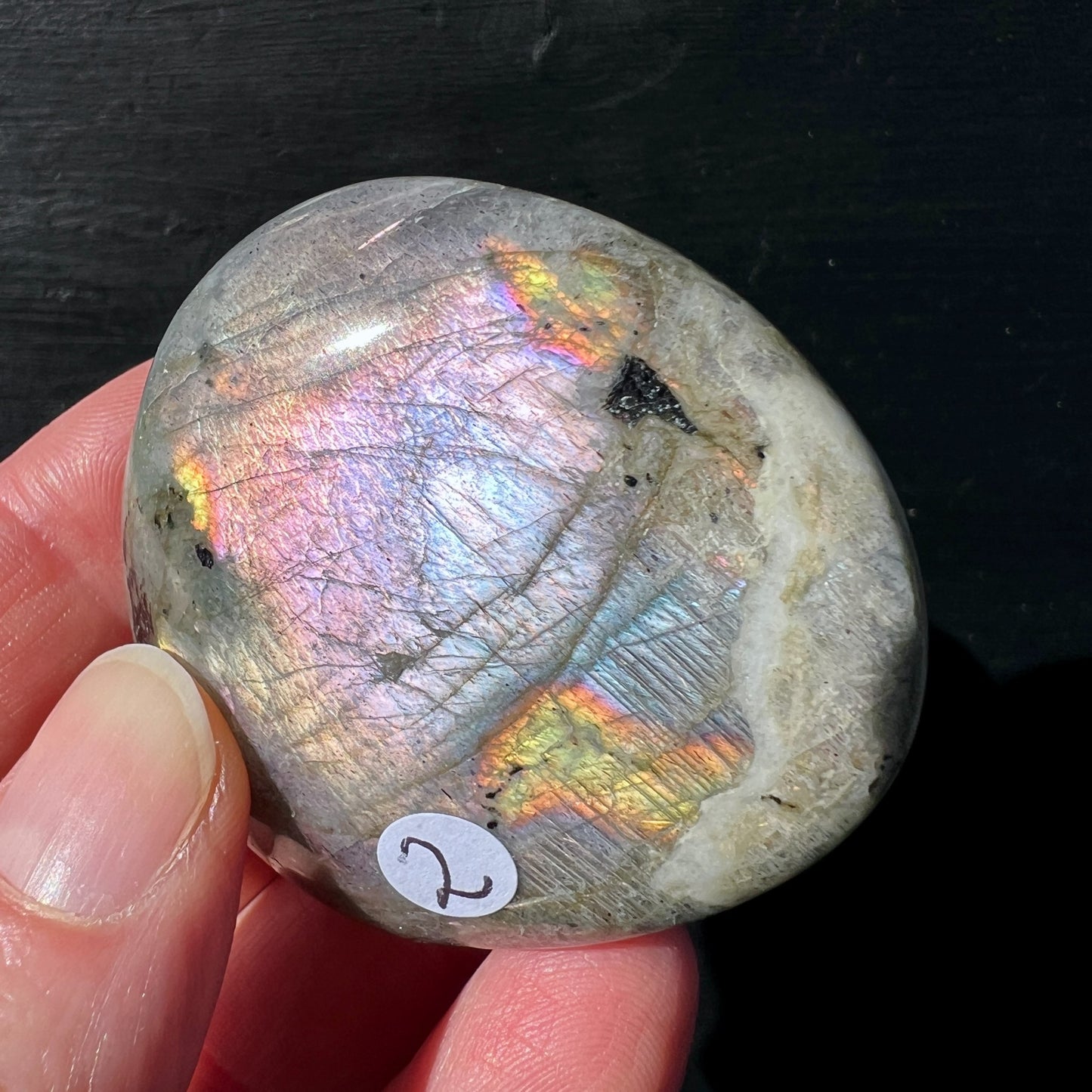 Labradorit Handschmeichler mit buntem Regenbogen-Farbspiel in ovaler Form | Happy Minerals