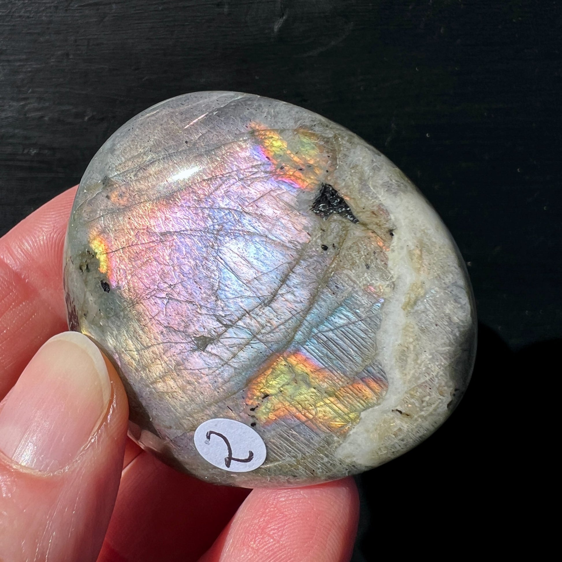 Labradorit Handschmeichler mit buntem Regenbogen-Farbspiel in ovaler Form | Happy Minerals